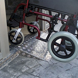 Cómo seleccionar las rampas portátiles para sillas de ruedas o scooters? -  El blog de Ayudas Dinámicas
